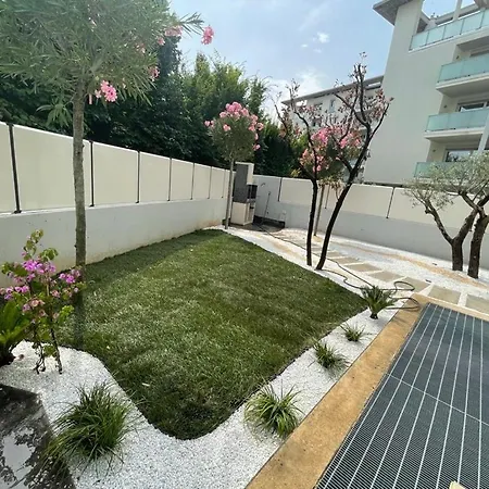 In Citta Con Giardino E Piscina Privati