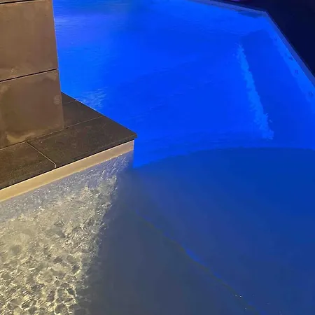 In Citta Con Giardino E Piscina Privati Apartament