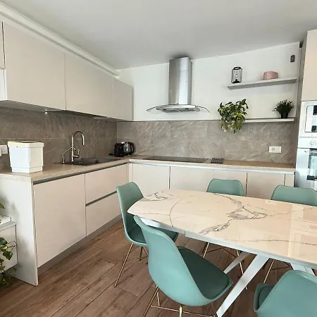 In Citta Con Giardino E Piscina Privati *