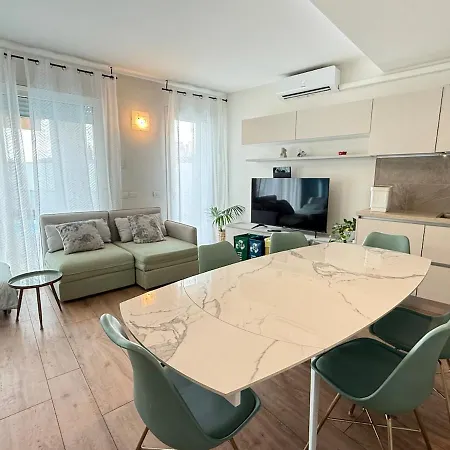 In Citta Con Giardino E Piscina Privati Apartament