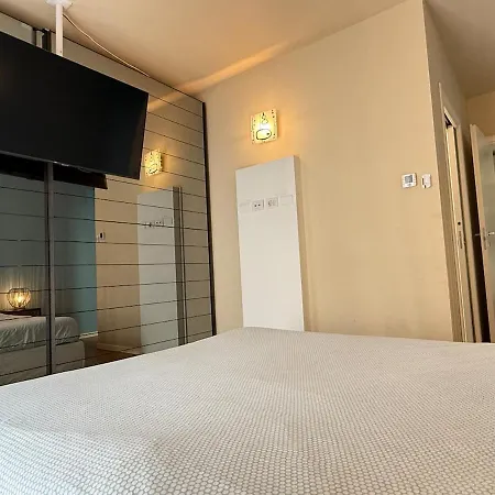 In Citta Con Giardino E Piscina Privati 아파트 *