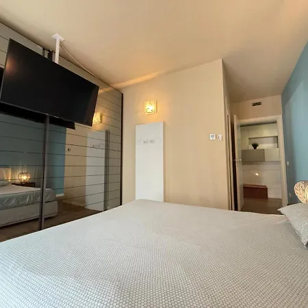 아파트 In Citta Con Giardino E Piscina Privati *