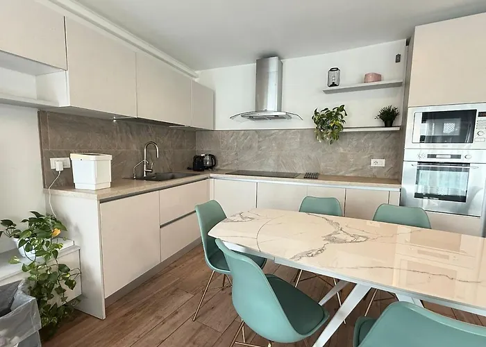 In Citta Con Giardino E Piscina Privati *