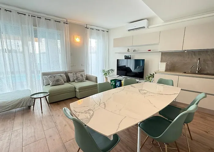 In Citta Con Giardino E Piscina Privati 아파트