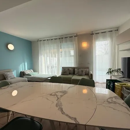 In Citta Con Giardino E Piscina Privati דירה *